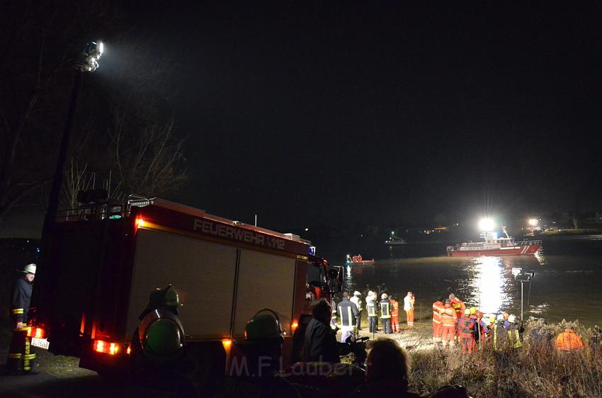 Einsatz BF Koeln PKW im Rhein Mondorf Hersel P113.JPG